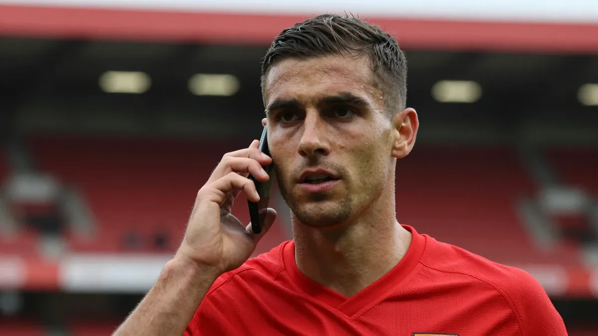 A defender was absent from Hamburger SV training on Deadline Day as fans await a Vieira solution and El Ouahdi takes the...